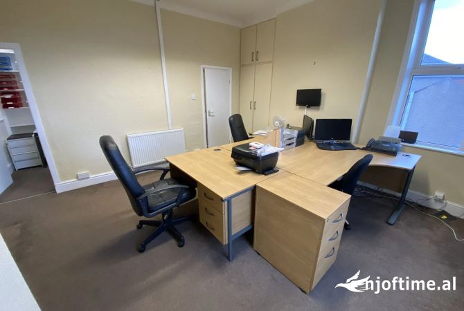 Ambiente Commerciale in Affitto 3+1 a Tirana - 300 Euro