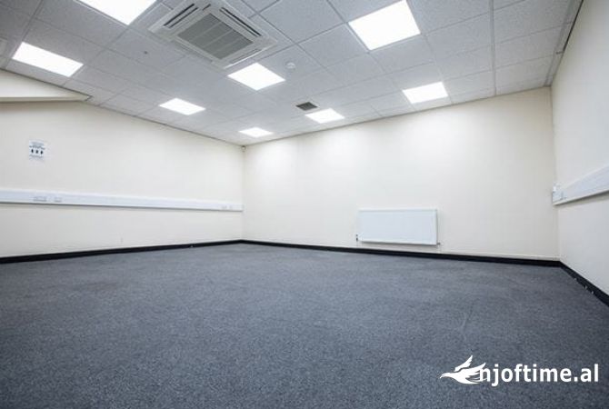 Ambiente Commerciale in Affitto 3+1 a Tirana - 8,000 Euro