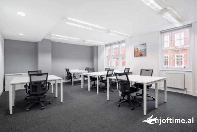 Ambiente Commerciale in Affitto 3+1 a Tirana - 1,400 Euro