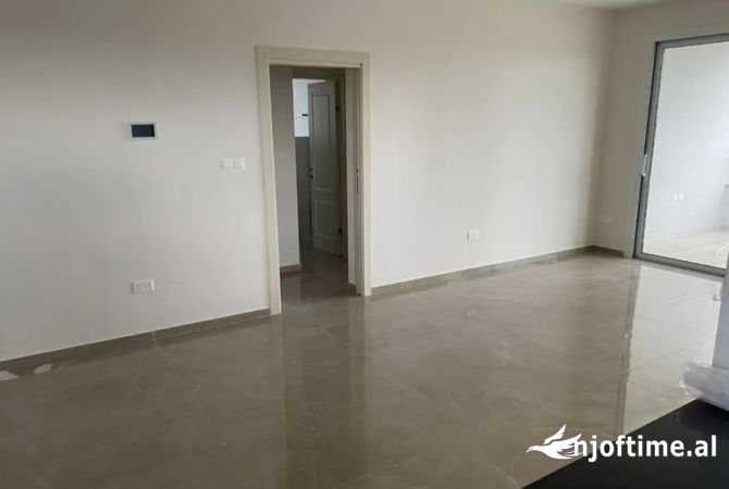 Ambiente Commerciale in Affitto 3+1 a Tirana - 800 Euro
