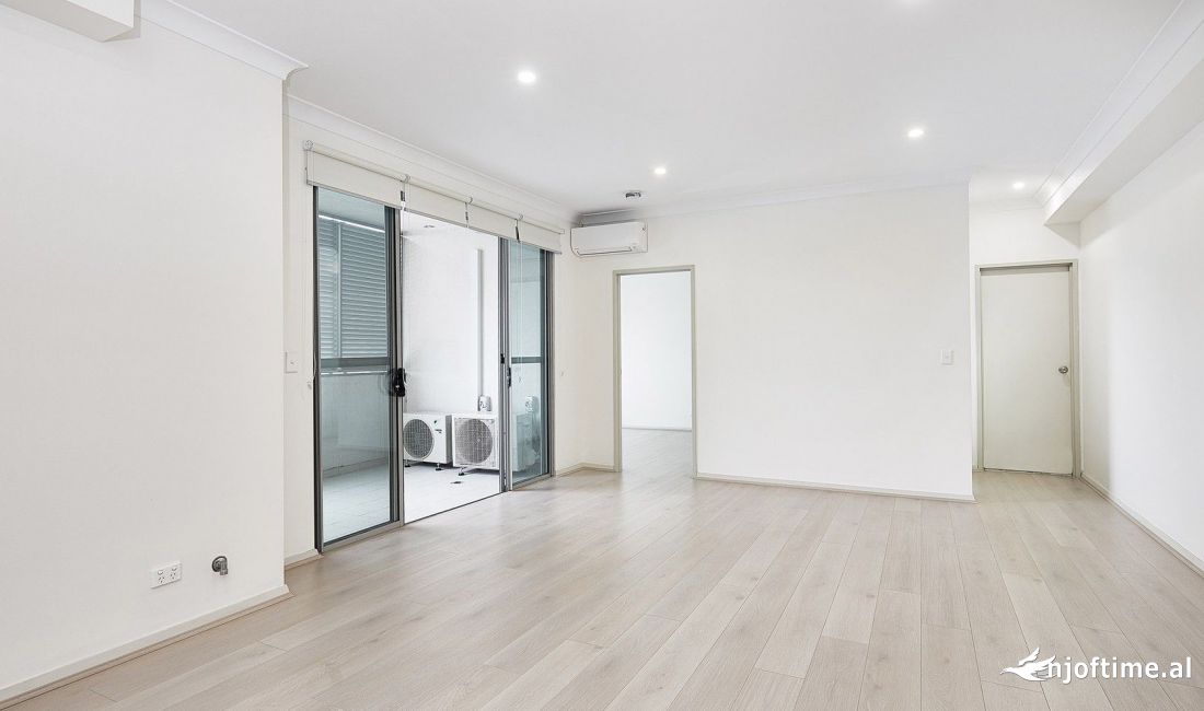 Zyre me Qera Tek ish Stacioni i Trenit (ID BZ2402) Tirane.