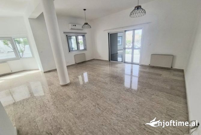 Ambiente Commerciale in Affitto 3+1 a Tirana - 4,000 Euro