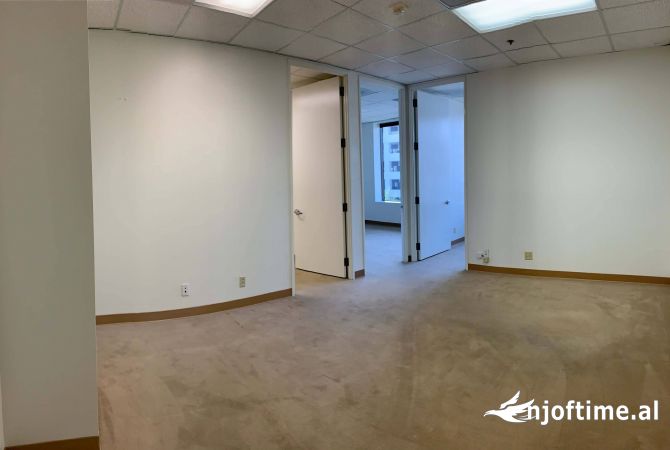 Ambiente Commerciale in Affitto 3+1 a Tirana - 1,200 Euro