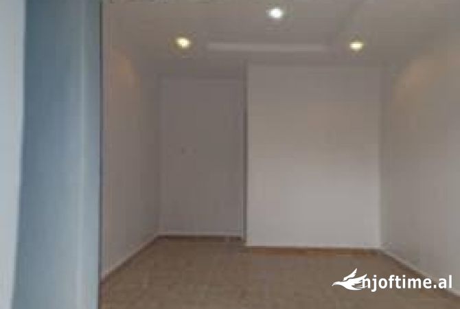 Ambiente Commerciale in Affitto 3+1 a Tirana - 250 Euro