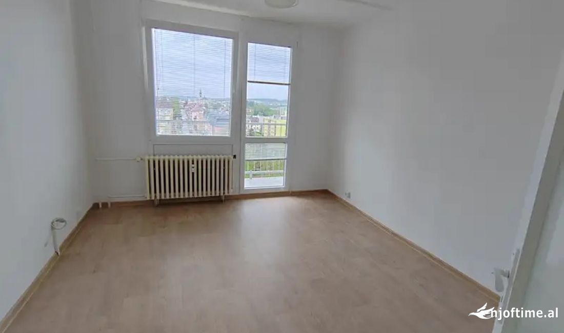 Zyre Me Qera Tek Tregu Cam (ID BZ2449)