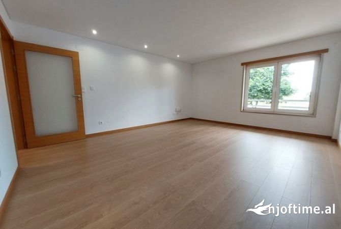 Ambiente Commerciale in Affitto 3+1 a Tirana - 1,200 Euro