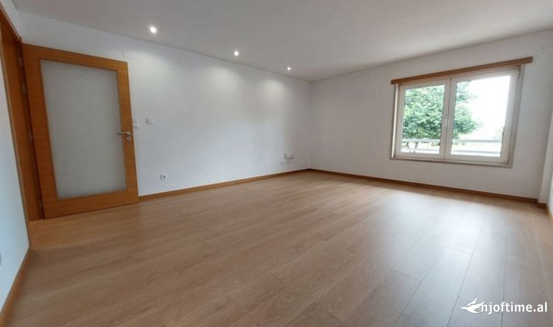 Zyre Me Qera 3+1 tek Rruga e Kosovareve (ID BZ2450) Tirane