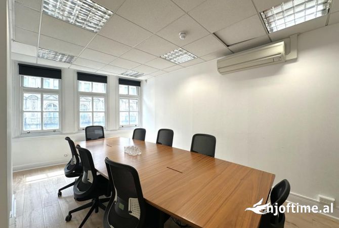 Ambiente Commerciale in Affitto 3+1 a Tirana - 900 Euro