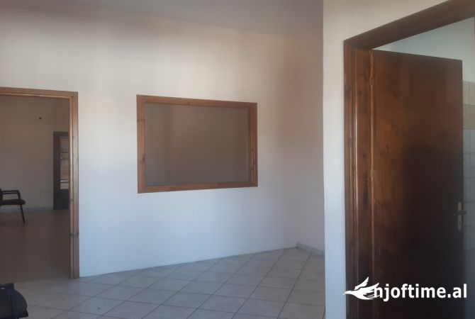 Ambiente Commerciale in Affitto 3+1 a Tirana - 400 Euro