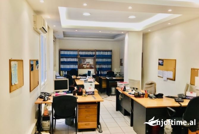 Ambiente Commerciale in Affitto 3+1 a Tirana - 700 Euro