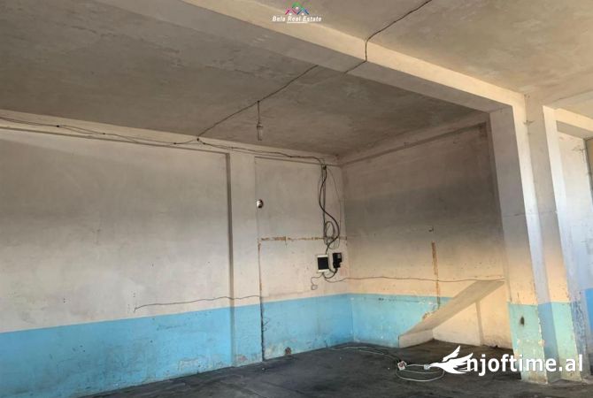 Ambiente Commerciale in Affitto 4+1 a Tirana - 600 Euro
