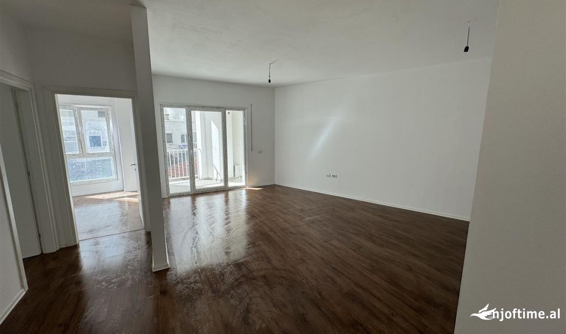 Zyre me qera 2+1 tek Rruga e Barrikadave (ID BZ2375) Tirane