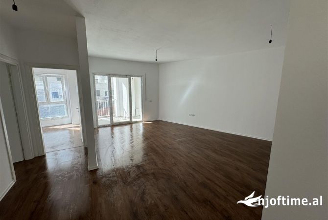 Ambiente Commerciale in Affitto 3+1 a Tirana - 600 Euro