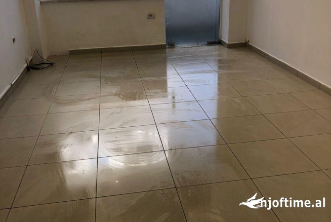 Ambiente Commerciale in Affitto 1+1 a Tirana - 300 Euro