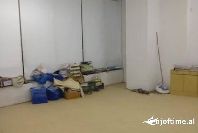 Ambiente Commerciale in Affitto 1+1 a Tirana - 350 Euro