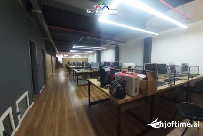Ambiente Commerciale in Affitto 3+1 a Tirana - 2,530 Euro