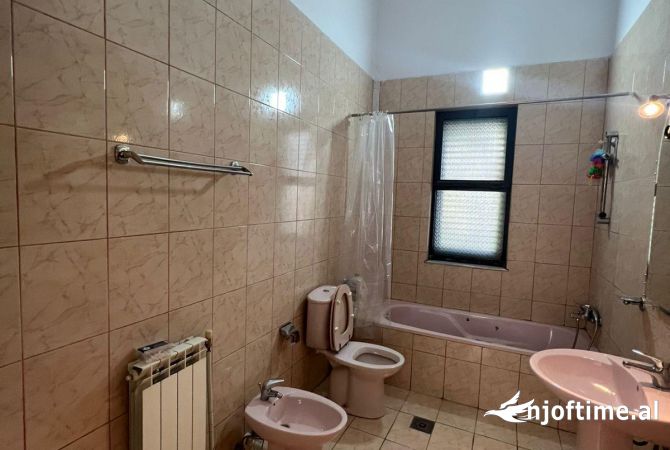 Shtepi ne shitje Shtepi Private ne Tirane, 5+1, Mobilimi E mobiluar, Pagesa 460,000  Euro.