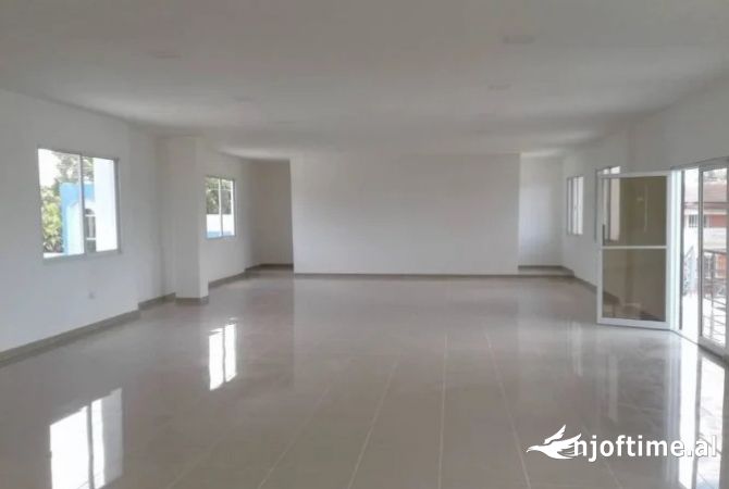 Ambiente Commerciale in Affitto 3+1 a Tirana - 1,200 Euro