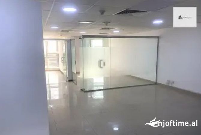 Ambiente Commerciale in Affitto 3+1 a Tirana - 900 Euro