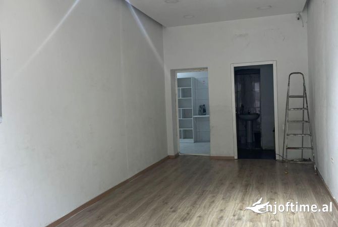 Ambiente Commerciale in Affitto 1+1 a Tirana - 700 Euro