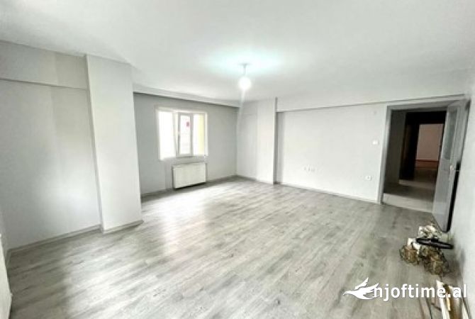 Ambiente Commerciale in Affitto 3+1 a Tirana - 1,050 Euro