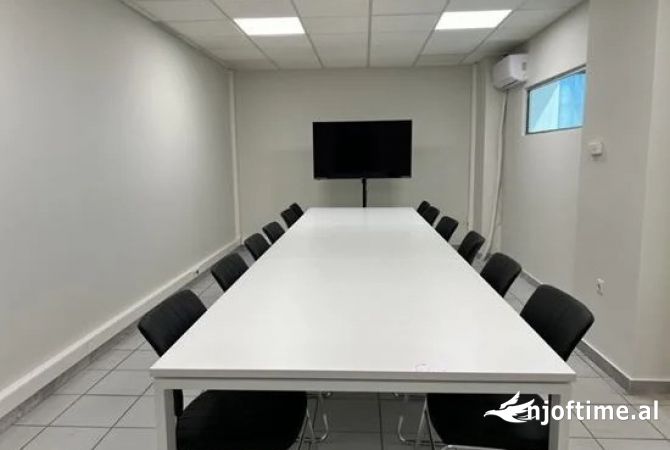Ambiente Commerciale in Affitto 3+1 a Tirana - 700 Euro