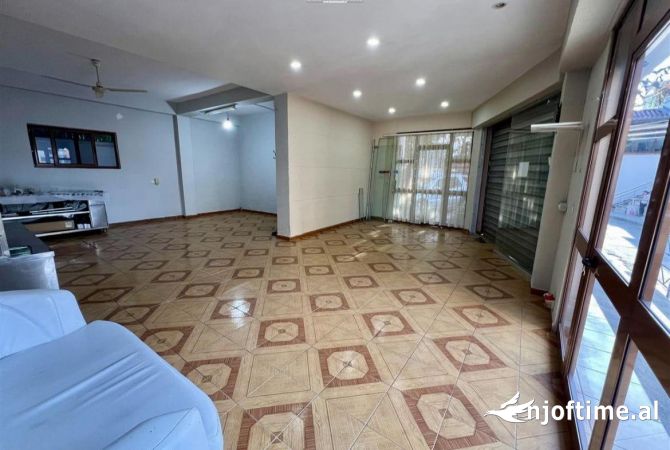 Ambiente Commerciale in Affitto 1+1 a Tirana - 600 Euro
