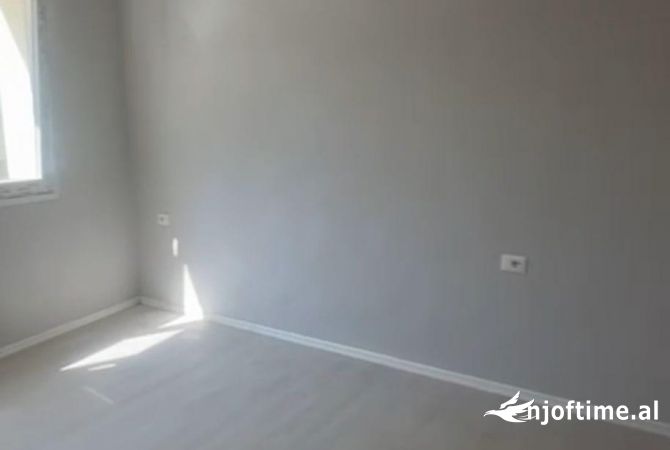 Ambiente Commerciale in Affitto 3+1 a Tirana - 450 Euro