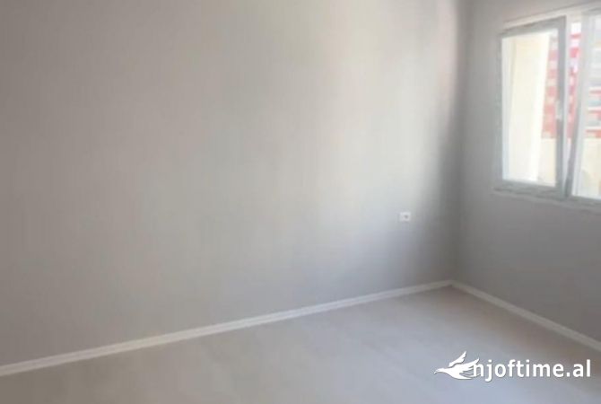 Ambiente Commerciale in Affitto 3+1 a Tirana - 450 Euro