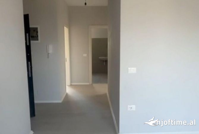 Ambiente Commerciale in Affitto 3+1 a Tirana - 450 Euro