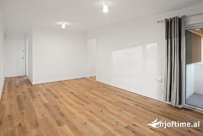 Ambiente Commerciale in Affitto 3+1 a Tirana - 1,000 Euro