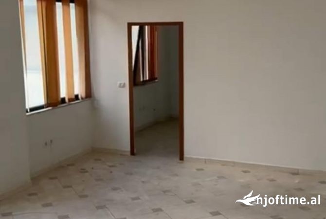 Ambiente Commerciale in Affitto 3+1 a Tirana - 1,900 Euro