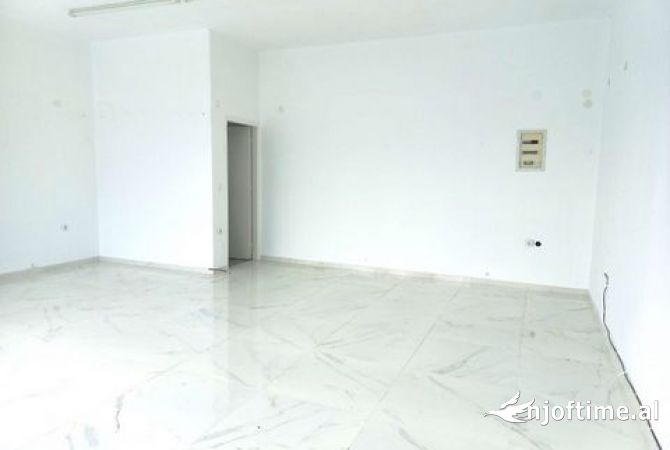 Ambiente Commerciale in Affitto 1+1 a Tirana - 800 Euro