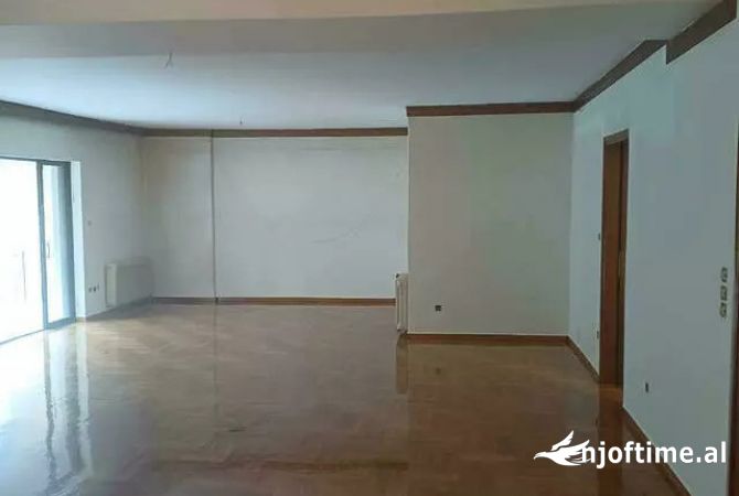 Ambiente Commerciale in Affitto 3+1 a Tirana - 3,000 Euro