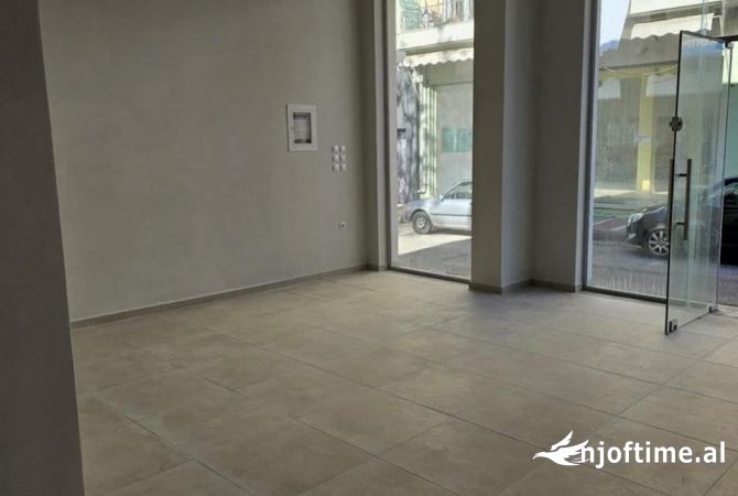 Ambiente Commerciale in Vendita 1+1 a Tirana - 103,000 Euro
