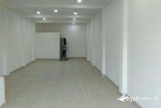 Ambiente Commerciale in Affitto 1+1 a Tirana - 1,200 Euro