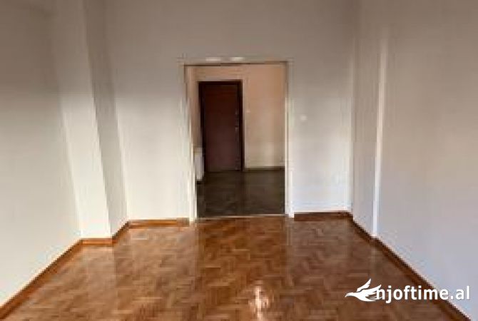 Ambiente Commerciale in Affitto 3+1 a Tirana - 700 Euro