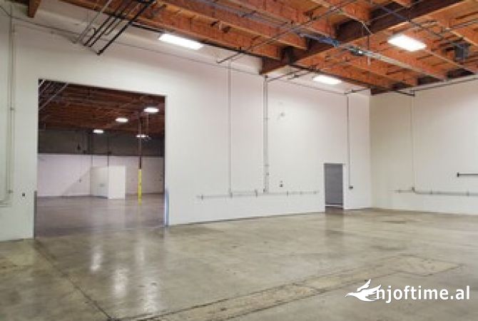 Magazine Me Qera Tek ish Qyteti i Nxenesve (ID BM157) Tirane.