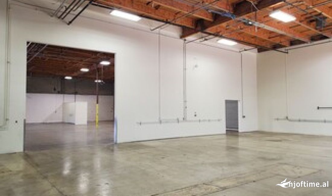 Magazine Me Qera Tek ish Qyteti i Nxenesve (ID BM157) Tirane.