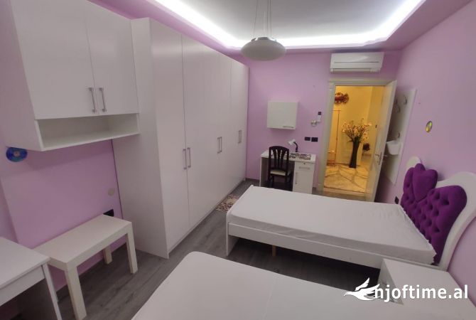 Shtepi ne shitje Apartament ne Tirane, 3+1, Mobilimi E mobiluar, Pagesa 265,000  Euro.