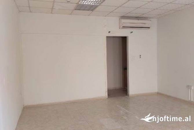Ambiente Commerciale in Affitto 1+1 a Tirana - 600 Euro