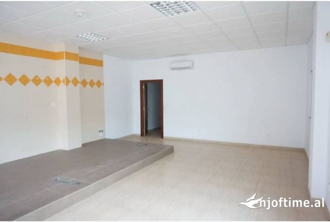 Ambiente Commerciale in Affitto 1+1 a Tirana - 1,500 Euro