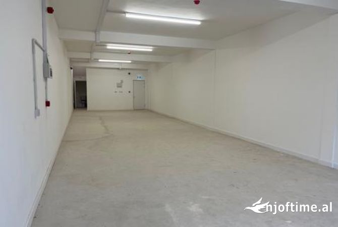 Ambiente Commerciale in Affitto 1+1 a Tirana - 1,650 Euro