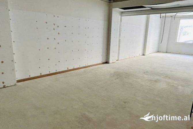 Ambiente Commerciale in Affitto 1+1 a Tirana - 1,000 Euro