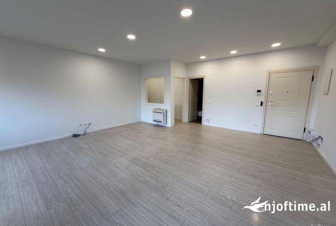 Ambiente Commerciale in Affitto 3+1 a Tirana - 2,400 Euro