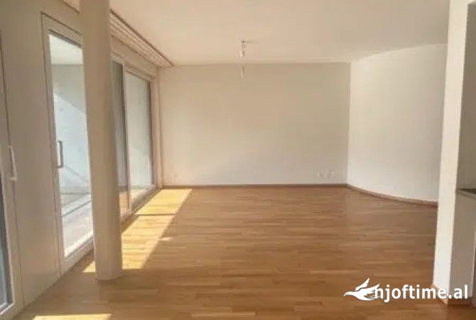 Ambiente Commerciale in Affitto 3+1 a Tirana - 1,100 Euro