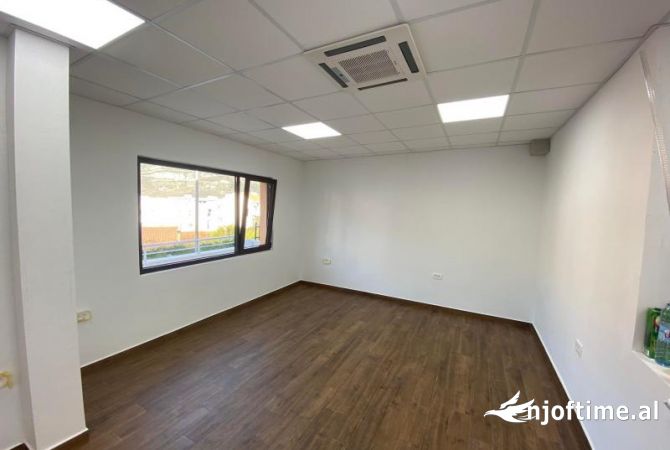 Ambiente Commerciale in Affitto 3+1 a Tirana - 1,000 Euro
