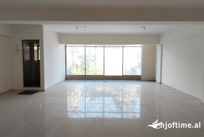 Dyqan Me Qera prane Gjimnazit Partizani (ID BD21693) Tirane