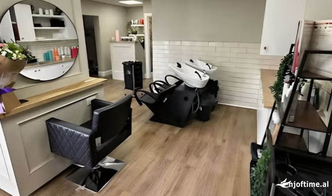 Shitet Biznes Parukeri\ Estetike Prane Stadiumit Dinamo (ID BSHB149) Tirane