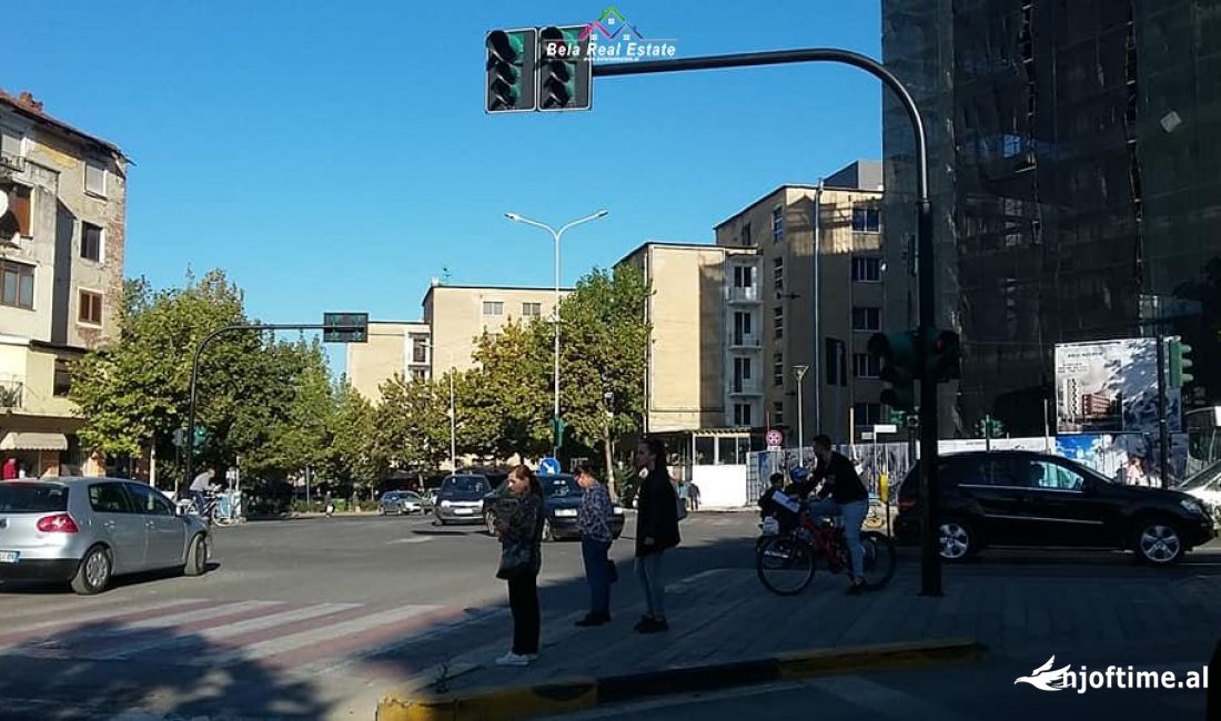 Parkim dhe Njesi Biznesi per Shitje prane Farmacise 10 (BT72) Tirane